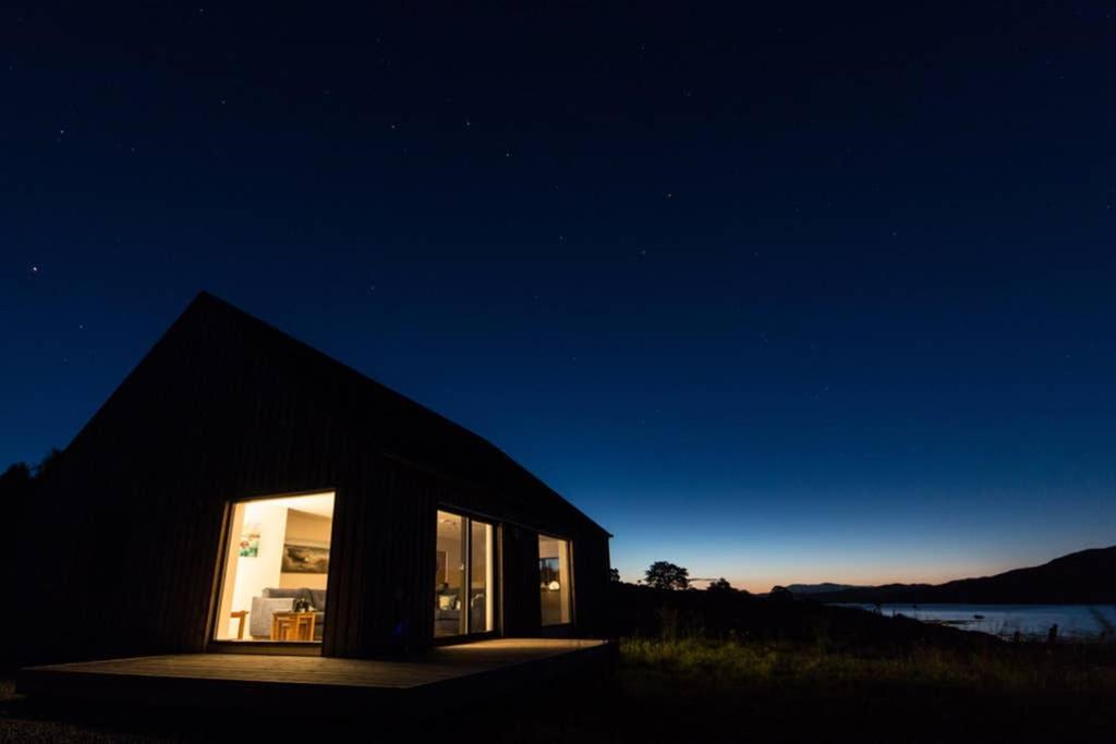 Beautiful Views From Right Above The Water Villa Dunan Buitenkant foto